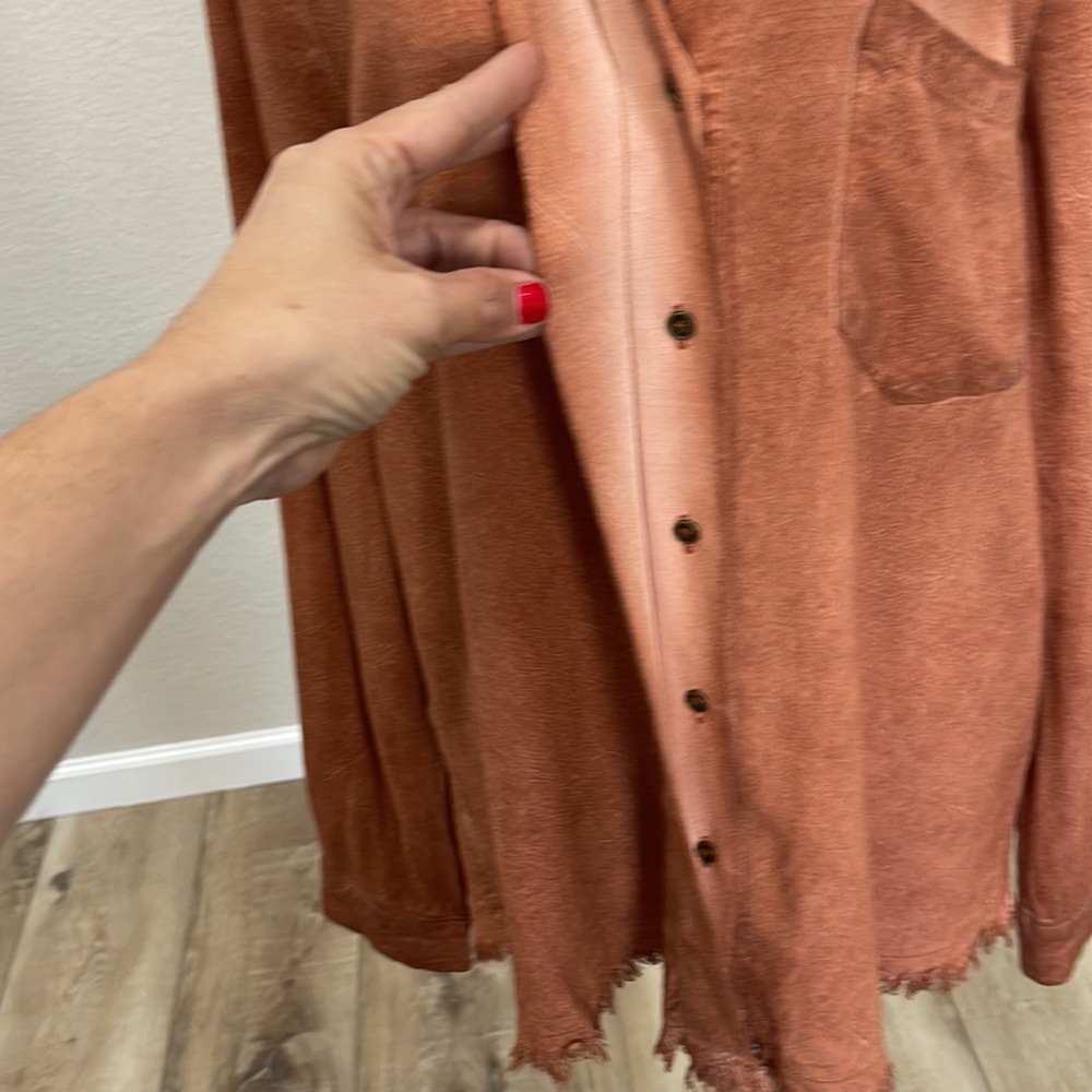 LIKE NEW UMGEE BUTTON DOWN TOP - Picture 4 of 10